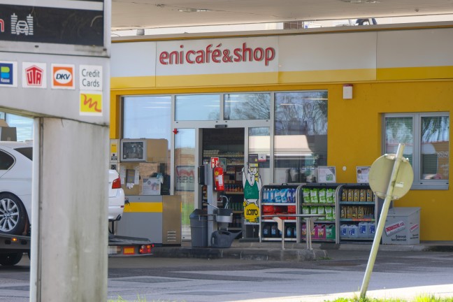 Versuchter Tankstellenraub: Mitarbeiterin beim Aufsperren einer Tankstelle in Enns �berfallen