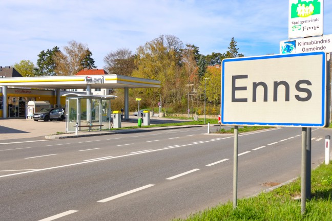 Versuchter Tankstellenraub: Mitarbeiterin beim Aufsperren einer Tankstelle in Enns �berfallen
