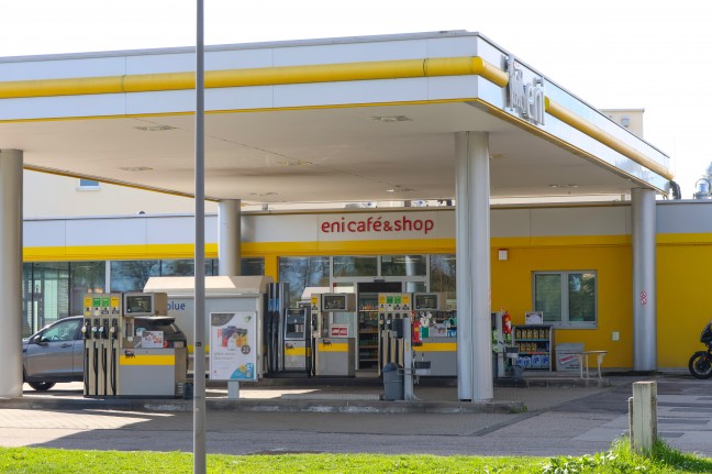 Versuchter Tankstellenraub: Mitarbeiterin beim Aufsperren einer Tankstelle in Enns �berfallen