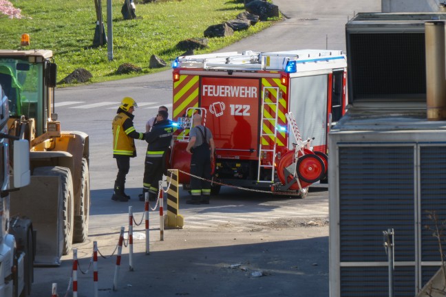 Drei Feuerwehren bei Brand bei einem Entsorgungsunternehmen in Wels-Schafwiesen im Einsatz