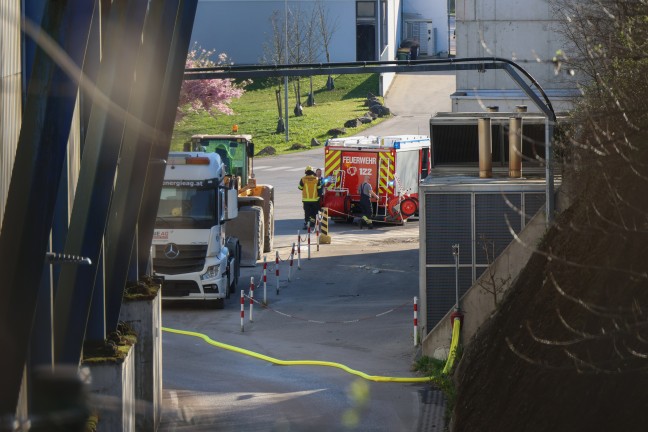 Drei Feuerwehren bei Brand bei einem Entsorgungsunternehmen in Wels-Schafwiesen im Einsatz