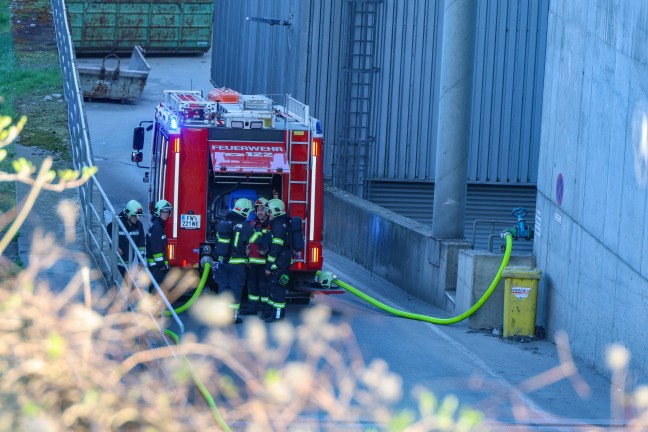 Drei Feuerwehren bei Brand bei einem Entsorgungsunternehmen in Wels-Schafwiesen im Einsatz