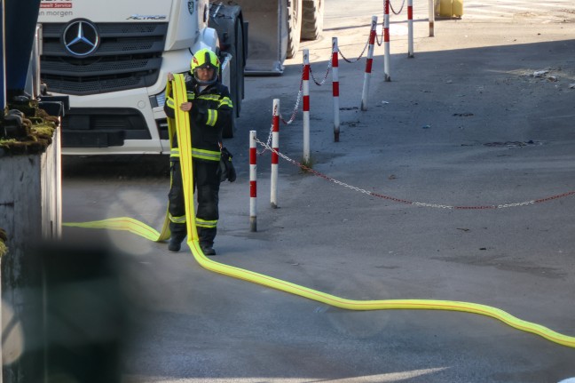 Drei Feuerwehren bei Brand bei einem Entsorgungsunternehmen in Wels-Schafwiesen im Einsatz