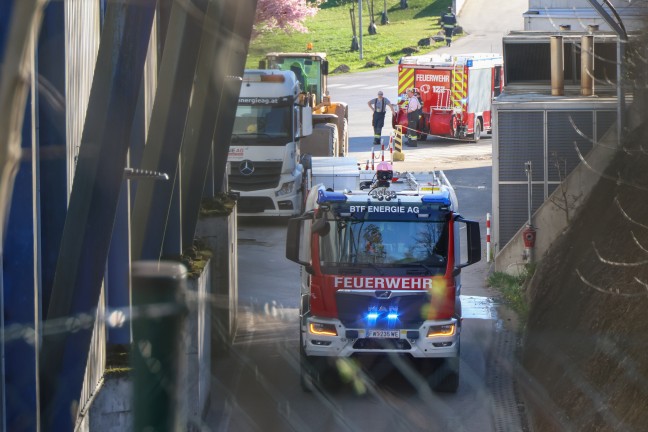 Drei Feuerwehren bei Brand bei einem Entsorgungsunternehmen in Wels-Schafwiesen im Einsatz