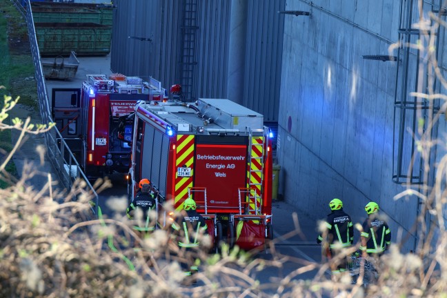 Drei Feuerwehren bei Brand bei einem Entsorgungsunternehmen in Wels-Schafwiesen im Einsatz