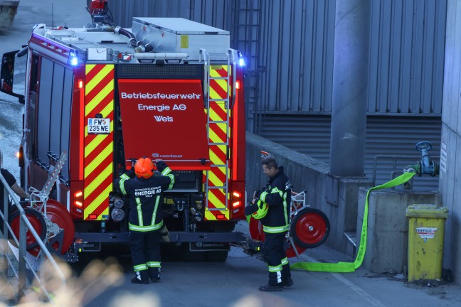 Drei Feuerwehren bei Brand bei einem Entsorgungsunternehmen in Wels-Schafwiesen im Einsatz