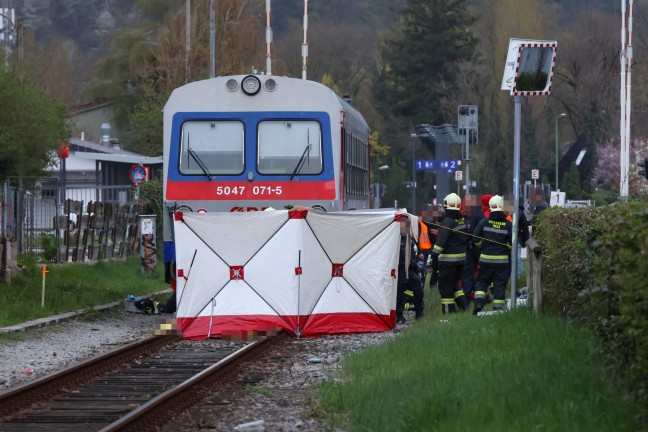 Regionalzug evakuiert: Person in Wels von Triebwagen der Almtalbahn erfasst und t�dlich verletzt