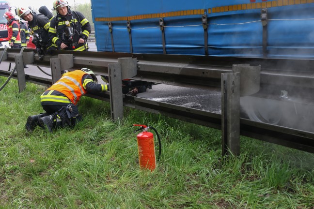 Brand an einem LKW-Sattelzug auf Innkreisautobahn bei Krenglbach sorgte f�r Einsatz der Feuerwehr