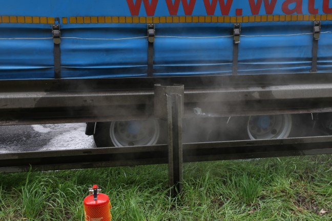 Brand an einem LKW-Sattelzug auf Innkreisautobahn bei Krenglbach sorgte f�r Einsatz der Feuerwehr