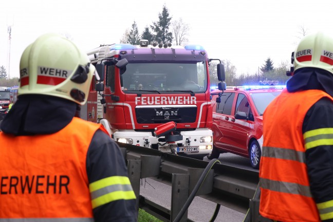 Brand an einem LKW-Sattelzug auf Innkreisautobahn bei Krenglbach sorgte f�r Einsatz der Feuerwehr