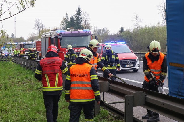 Brand an einem LKW-Sattelzug auf Innkreisautobahn bei Krenglbach sorgte f�r Einsatz der Feuerwehr