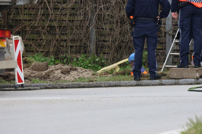 Explosionsgefahr durch Gasaustritt: Gasleitung bei Baggerarbeiten in Wilhering besch�digt