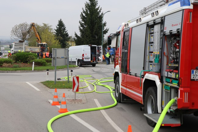 Explosionsgefahr durch Gasaustritt: Gasleitung bei Baggerarbeiten in Wilhering besch�digt