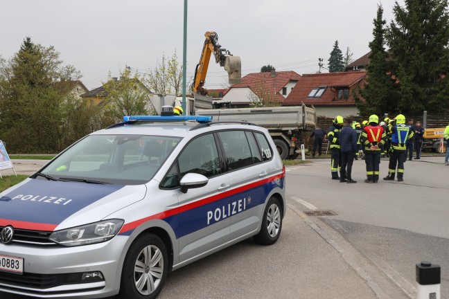Explosionsgefahr durch Gasaustritt: Gasleitung bei Baggerarbeiten in Wilhering besch�digt