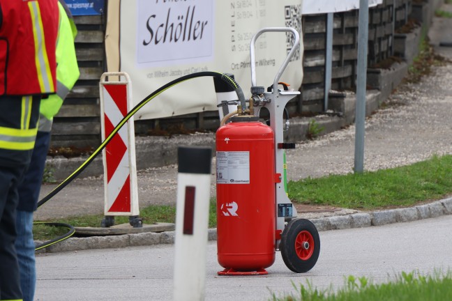 Explosionsgefahr durch Gasaustritt: Gasleitung bei Baggerarbeiten in Wilhering besch�digt