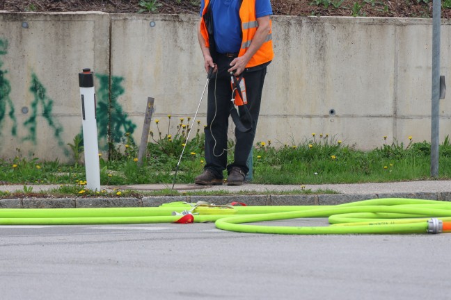 Explosionsgefahr durch Gasaustritt: Gasleitung bei Baggerarbeiten in Wilhering besch�digt