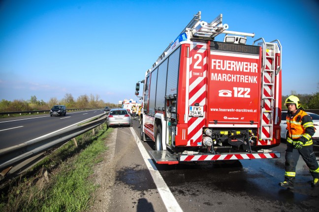Personenrettung: Auto auf Welser Autobahn bei Pucking gegen Mittelleitschiene gekracht