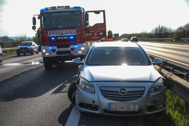 Personenrettung: Auto auf Welser Autobahn bei Pucking gegen Mittelleitschiene gekracht