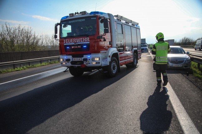 Personenrettung: Auto auf Welser Autobahn bei Pucking gegen Mittelleitschiene gekracht