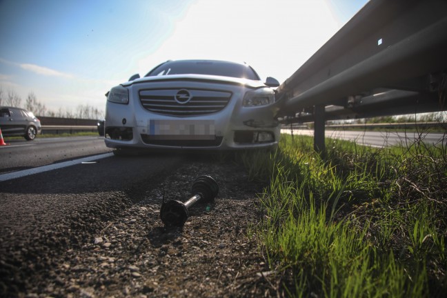 Personenrettung: Auto auf Welser Autobahn bei Pucking gegen Mittelleitschiene gekracht