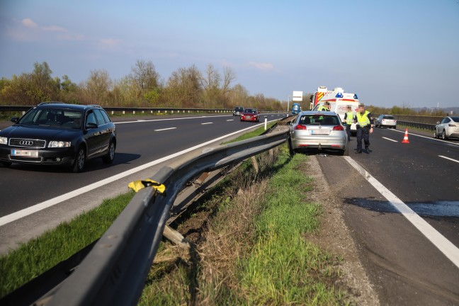 Personenrettung: Auto auf Welser Autobahn bei Pucking gegen Mittelleitschiene gekracht
