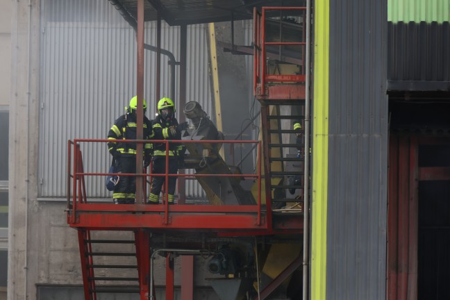 Drei Feuerwehren bei Brand bei einem Zementwerk in Kirchdorf an der Krems im Einsatz