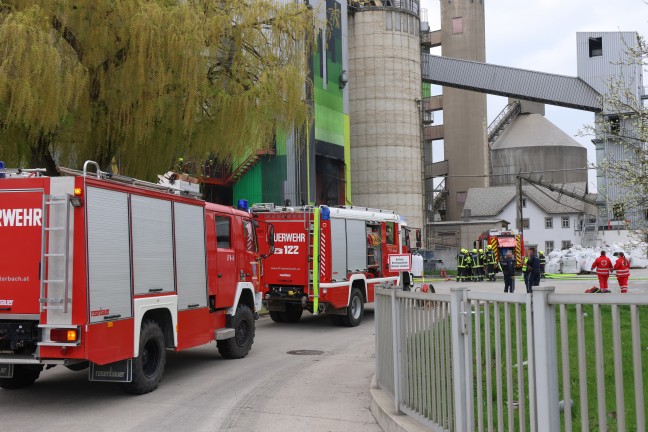 Drei Feuerwehren bei Brand bei einem Zementwerk in Kirchdorf an der Krems im Einsatz