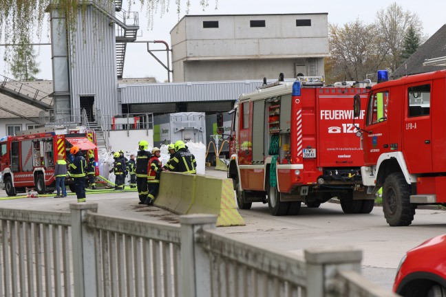 Drei Feuerwehren bei Brand bei einem Zementwerk in Kirchdorf an der Krems im Einsatz