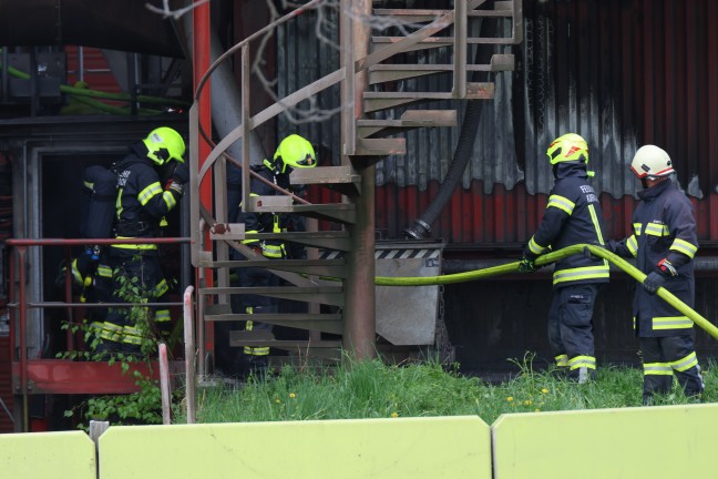 Drei Feuerwehren bei Brand bei einem Zementwerk in Kirchdorf an der Krems im Einsatz