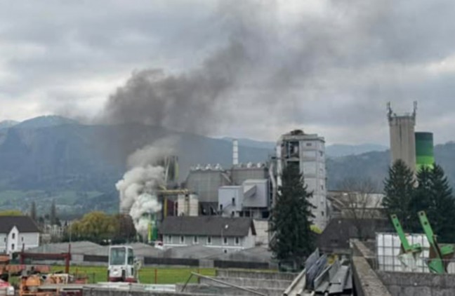 Drei Feuerwehren bei Brand bei einem Zementwerk in Kirchdorf an der Krems im Einsatz