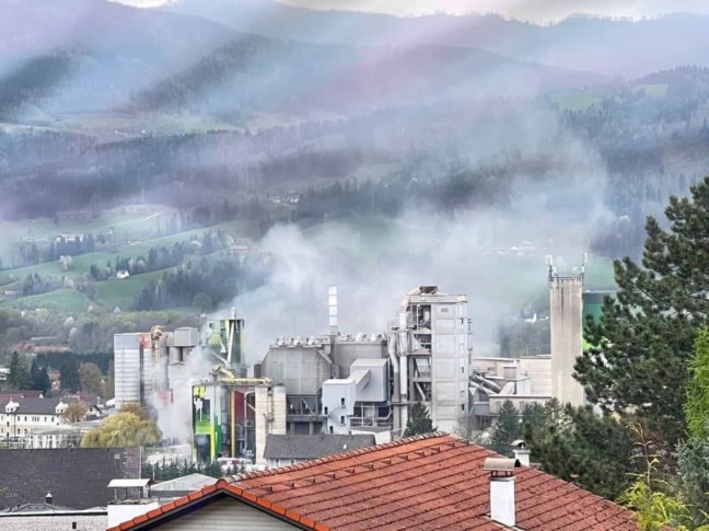 Drei Feuerwehren bei Brand bei einem Zementwerk in Kirchdorf an der Krems im Einsatz
