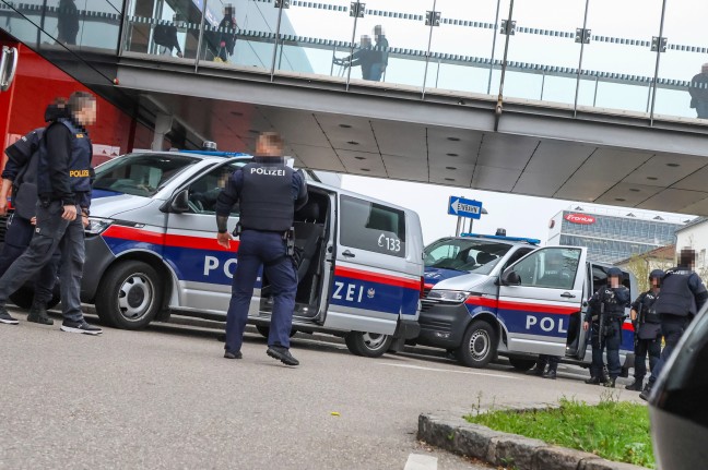 Polizeieinsatz: Hauptbahnhof in Wels von Polizei aufgrund einer Drohung teils ger�umt und durchsucht