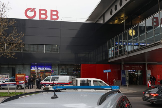 Polizeieinsatz: Hauptbahnhof in Wels von Polizei aufgrund einer Drohung teils ger�umt und durchsucht