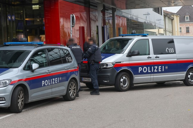 Polizeieinsatz: Hauptbahnhof in Wels von Polizei aufgrund einer Drohung teils ger�umt und durchsucht