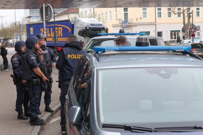 Polizeieinsatz: Hauptbahnhof in Wels von Polizei aufgrund einer Drohung teils ger�umt und durchsucht
