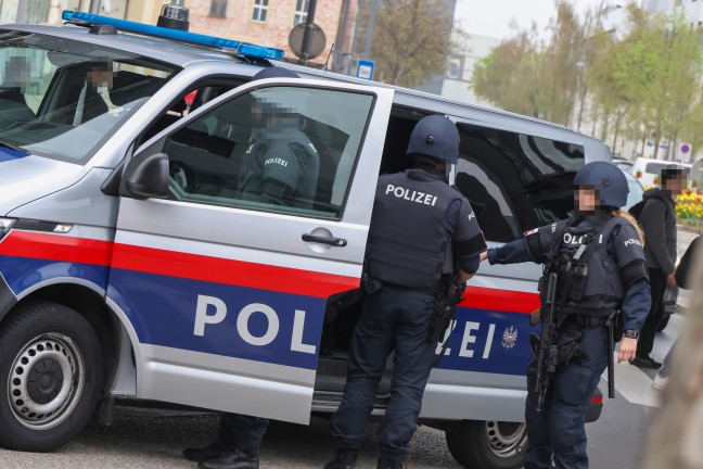 Polizeieinsatz: Hauptbahnhof in Wels von Polizei aufgrund einer Drohung teils ger�umt und durchsucht