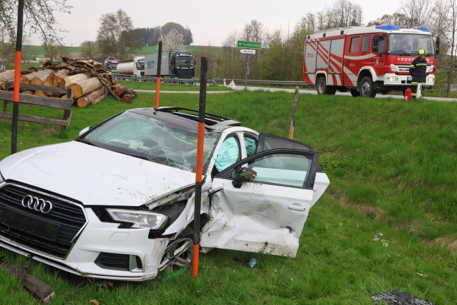 Schwerer Crash auf Rieder Stra�e bei St. Marienkirchen am Hausruck fordert zwei Verletzte