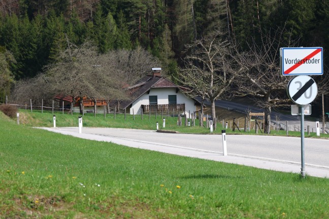 Auto�berschlag: Gl�ck im Ungl�ck bei schwerem Verkehrsunfall in Vorderstoder