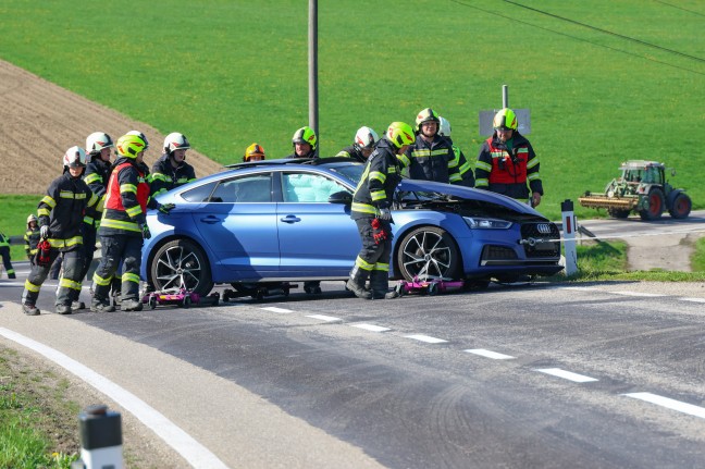 Kleinbus �berschlagen: Drei Verletzte bei schwerem Crash zwischen PKW und Kleinbus in Ungenach