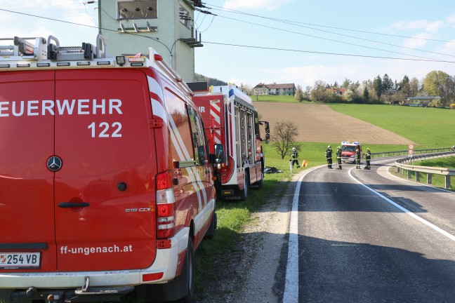 Kleinbus �berschlagen: Drei Verletzte bei schwerem Crash zwischen PKW und Kleinbus in Ungenach