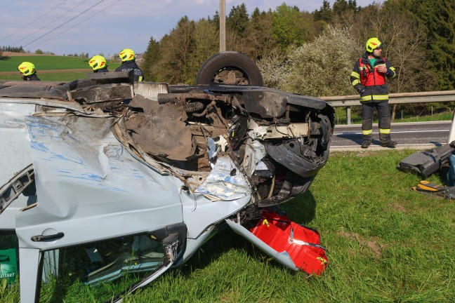 Kleinbus �berschlagen: Drei Verletzte bei schwerem Crash zwischen PKW und Kleinbus in Ungenach
