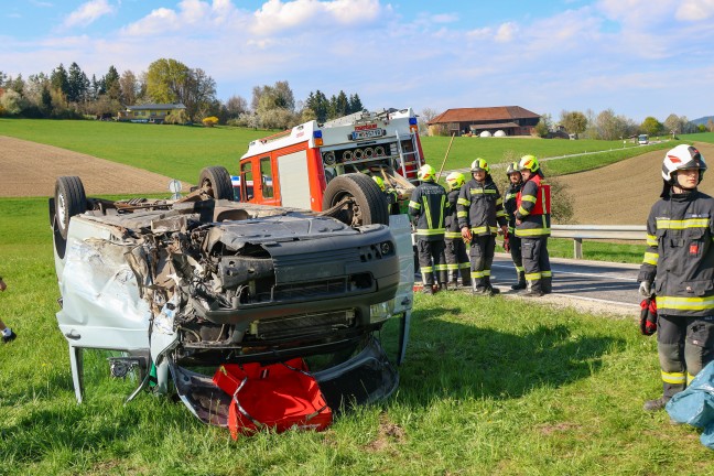 Kleinbus �berschlagen: Drei Verletzte bei schwerem Crash zwischen PKW und Kleinbus in Ungenach