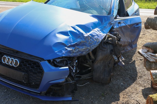 Kleinbus �berschlagen: Drei Verletzte bei schwerem Crash zwischen PKW und Kleinbus in Ungenach