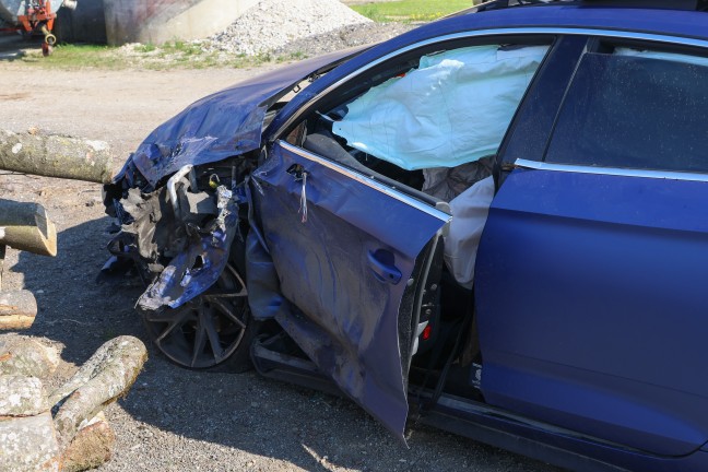 Kleinbus �berschlagen: Drei Verletzte bei schwerem Crash zwischen PKW und Kleinbus in Ungenach