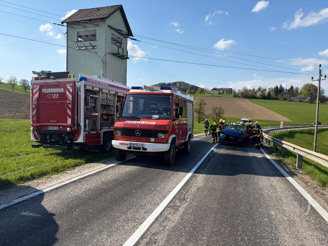Kleinbus �berschlagen: Drei Verletzte bei schwerem Crash zwischen PKW und Kleinbus in Ungenach
