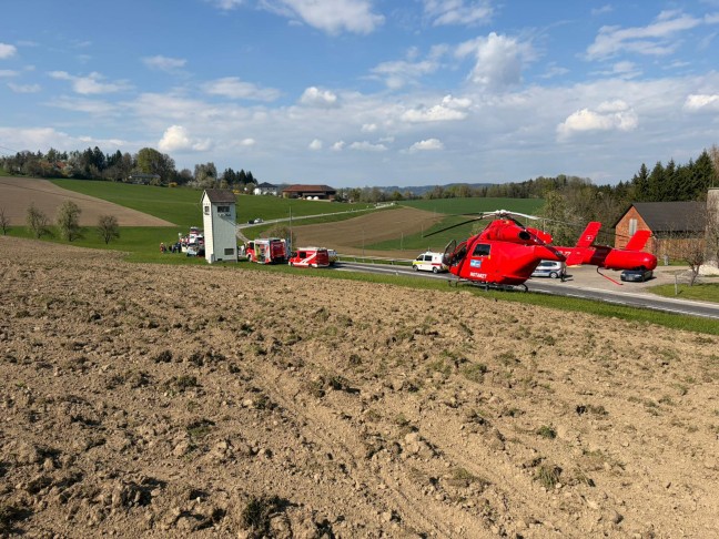 Kleinbus �berschlagen: Drei Verletzte bei schwerem Crash zwischen PKW und Kleinbus in Ungenach