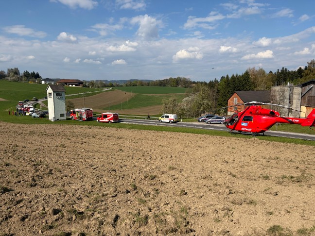 Kleinbus �berschlagen: Drei Verletzte bei schwerem Crash zwischen PKW und Kleinbus in Ungenach