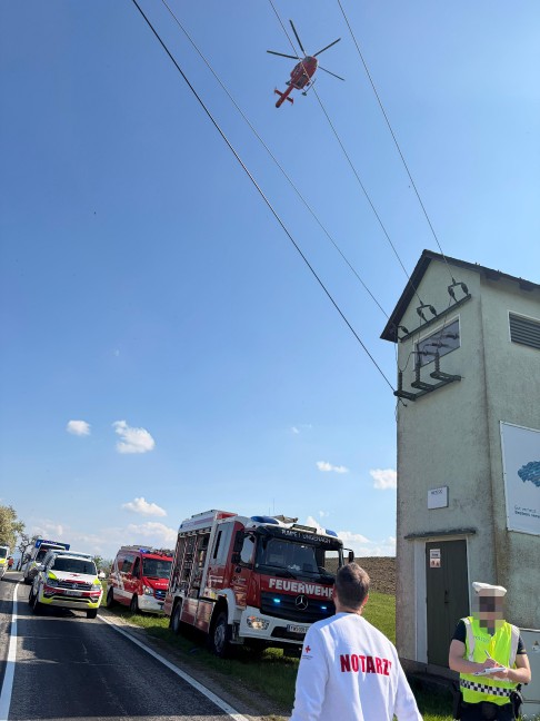 Kleinbus �berschlagen: Drei Verletzte bei schwerem Crash zwischen PKW und Kleinbus in Ungenach