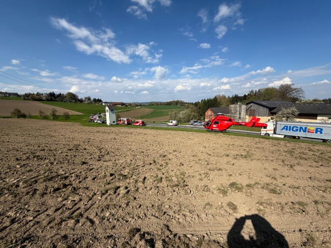 Kleinbus �berschlagen: Drei Verletzte bei schwerem Crash zwischen PKW und Kleinbus in Ungenach