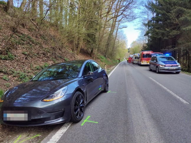 Auto nach schwerem Verkehrsunfall auf Nibelungenstra�e bei Haibach ob der Donau im Bachbett gelandet